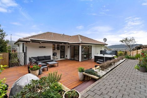 Photo of property in 16 Ordley Grove, Tawa, Wellington, 5028