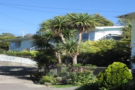 Photo of property in 11 Stella Grove, Newlands, Wellington, 6037