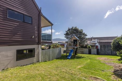 Photo of property in 11 Waiheke Street, Waikanae Beach, Waikanae, 5036