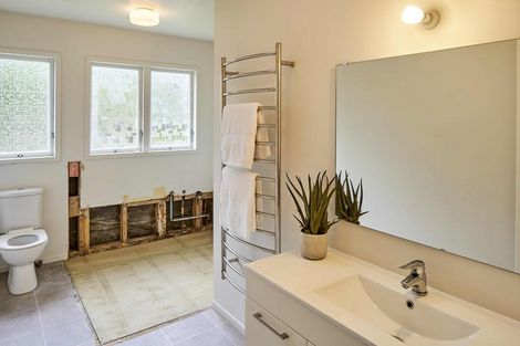 Photo of property in 46 Grays Road, Plimmerton, Porirua, 5026