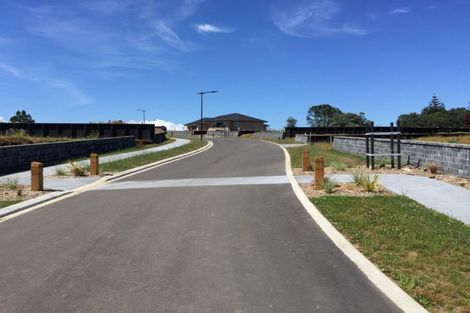 Photo of property in 11 Oakmont Crescent, Waiwhakaiho, New Plymouth, 4312