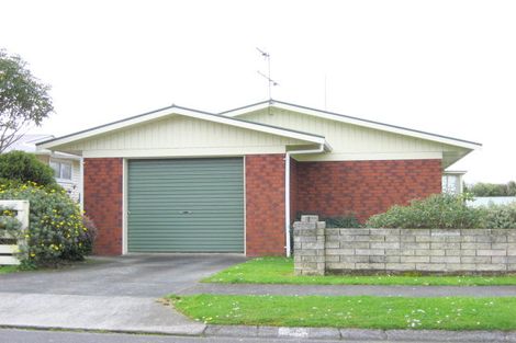 Photo of property in 2 Kauri Street, Inglewood, 4330