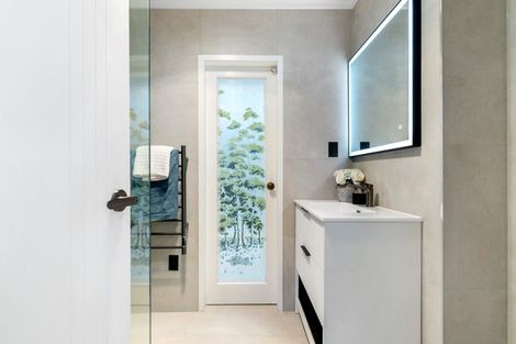 Photo of property in 17 Nan Place, Pakuranga Heights, Auckland, 2010