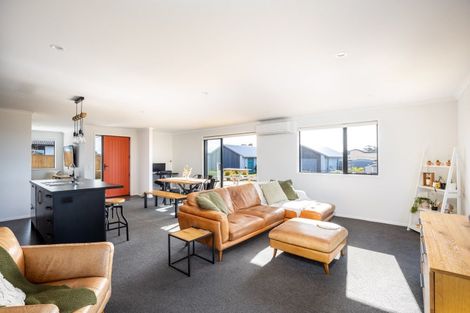 Photo of property in 3 Aheahea Way, Hurworth, New Plymouth, 4310