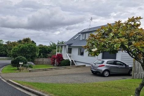 Photo of property in 2/12 Ballini Rise, West Harbour, Auckland, 0618
