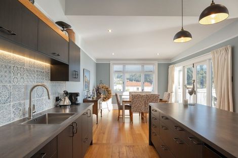 Photo of property in 5 Taranaki Street, Picton, 7220