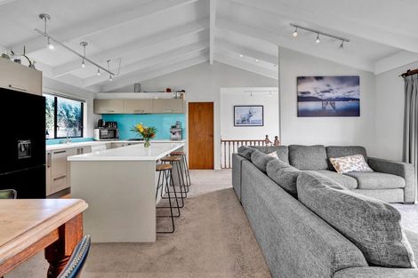 Photo of property in 6 Winstone Place, Highlands Park, New Plymouth, 4312