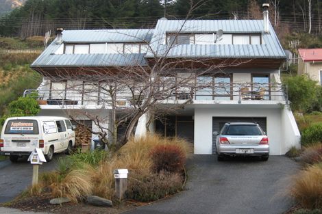 Photo of property in 8a Sainsbury Road, Fernhill, Queenstown, 9300