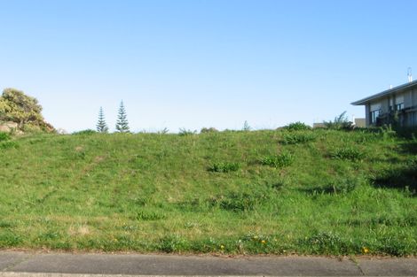 Photo of property in 17 Frimley Terrace, Waikanae Beach, Waikanae, 5036