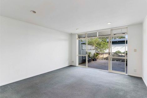 Photo of property in 2a/20 Ian Marwick Place, Birkenhead, Auckland, 0626