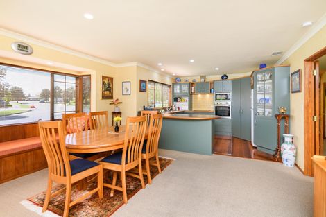 Photo of property in 11 La Lena Grove, Fitzherbert, Palmerston North, 4410