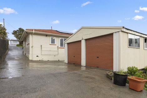 Photo of property in 207 Miromiro Road, Normandale, Lower Hutt, 5010