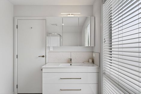 Photo of property in 77 Oak Road, Poraiti, Napier, 4112