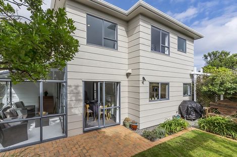 Photo of property in 5 Bayswater Place, Newlands, Wellington, 6037