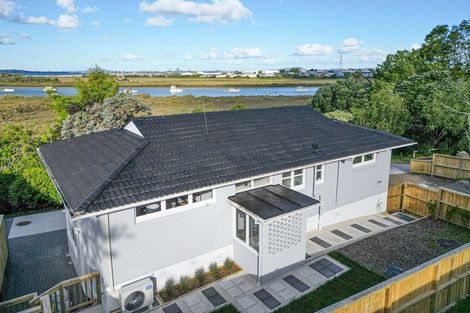 Photo of property in 112b Roberts Road, Te Atatu South, Auckland, 0610