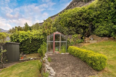 Photo of property in 9 Evergreen Place, Sunshine Bay, Queenstown, 9300