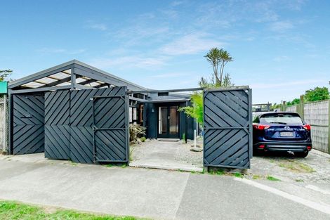 Photo of property in 14 Elizabeth Street, Waikanae, 5036