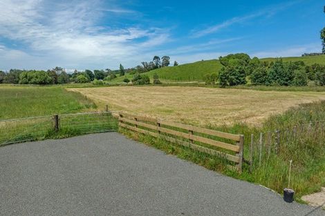 Photo of property in 15 Junction Road, Halcombe, 4777