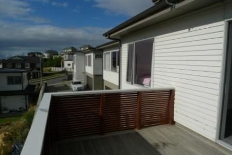 Photo of property in 25 Tamworth Crescent, Newlands, Wellington, 6037