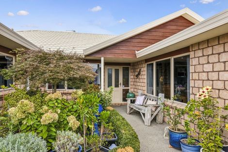 Photo of property in 35 Holcombe Drive, Paraparaumu, 5032