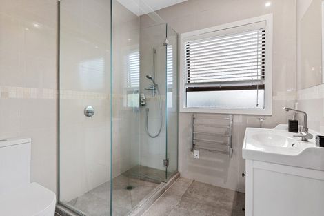 Photo of property in 1/884 Beach Road, Waiake, Auckland, 0630