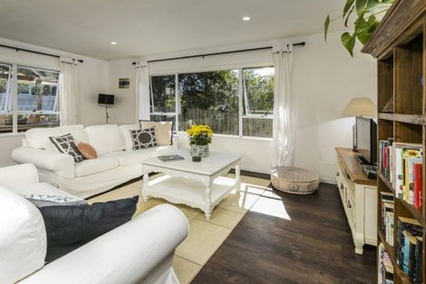 Photo of property in 30a William Bond Street, Stanley Point, Auckland, 0624
