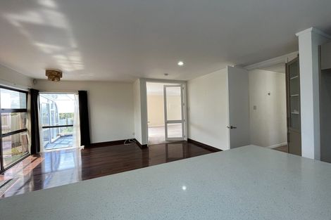 Photo of property in 2/7 Eske Place, Highland Park, Auckland, 2010