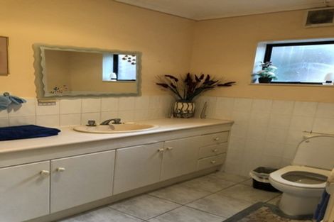 Photo of property in 8 Capistrano Mews, Goodwood Heights, Auckland, 2105