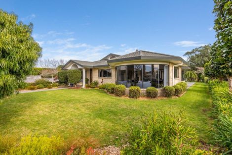 Photo of property in 22 Kinross Drive, Merrilands, New Plymouth, 4312