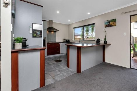 Photo of property in 18 Paradise Point Place, One Tree Point, 0118