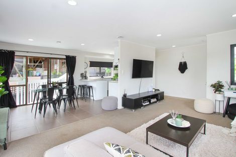 Photo of property in 1/27 Sovereign Place, Glenfield, Auckland, 0629