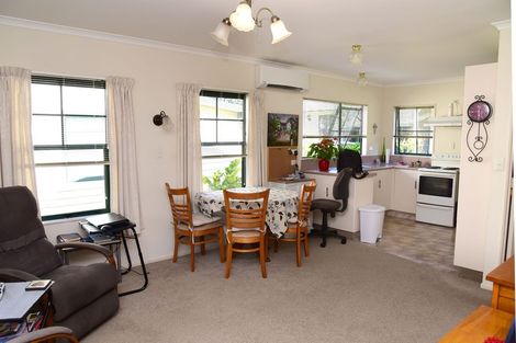 Photo of property in 4/70-76 Whiteley Street, Moturoa, New Plymouth, 4310