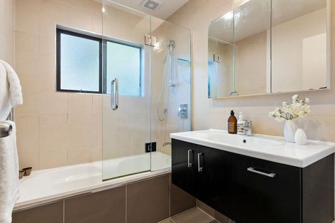 Photo of property in 37a Oteha Valley Road, Northcross, Auckland, 0632