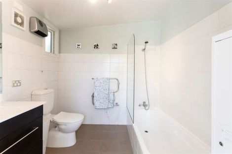 Photo of property in 100 Saint Andrews Square, Strowan, Christchurch, 8052