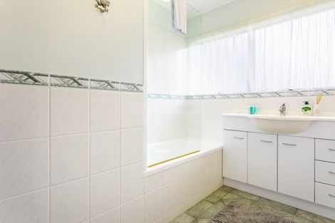 Photo of property in 23 Roberts Road, Matakatia, Whangaparaoa, 0930