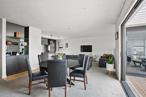 Photo of property in 2/11a Baring Terrace, Strandon, New Plymouth, 4312