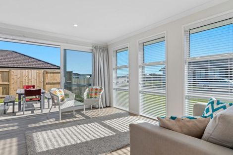 Photo of property in 77 Bert Wall Drive, Omokoroa, 3114