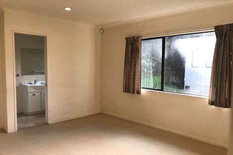 Photo of property in 19 Springside Place, New Lynn, Auckland, 0600