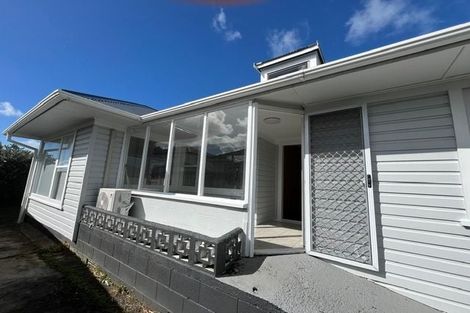 Photo of property in 2/15 Merton Avenue, Glenfield, Auckland, 0627