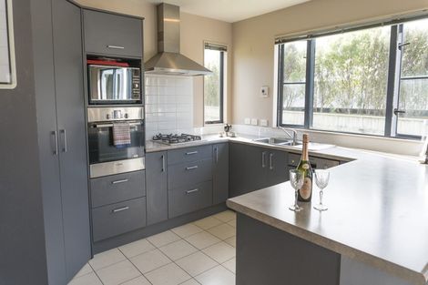 Photo of property in 5 Kaweka Close, Aotea, Porirua, 5024