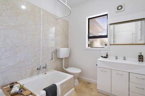 Photo of property in 32 Mexted Terrace, Tawa, Wellington, 5028