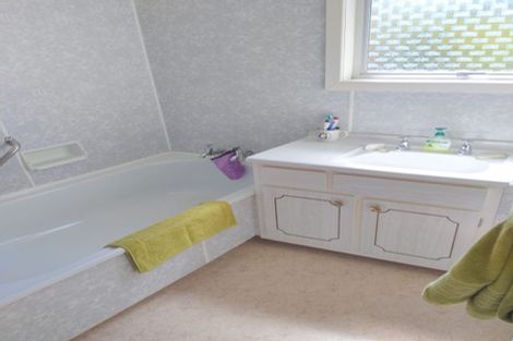 Photo of property in 9 Riversdale Drive, Merrilands, New Plymouth, 4312