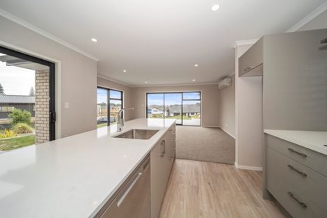 Photo of property in 5 Oakmont Crescent, Waiwhakaiho, New Plymouth, 4312