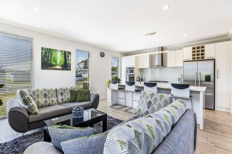 Photo of property in 17 Larmer Drive, Kumeu, 0810
