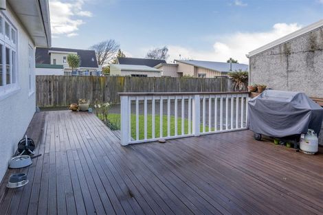 Photo of property in 6 Queenwood Road, Levin, 5510