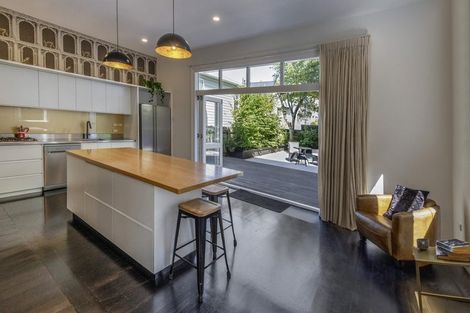 Photo of property in 15 Park Street, Thorndon, Wellington, 6011