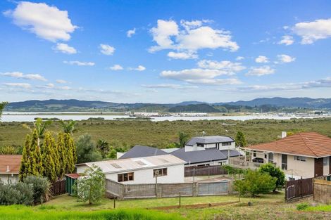 Photo of property in 21 Raumati Crescent, Onerahi, Whangarei, 0110