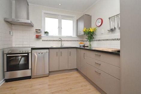 Photo of property in 10 Netherlands Avenue, Kelston, Auckland, 0602