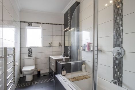 Photo of property in 6 Aranui Street, Maupuia, Wellington, 6022