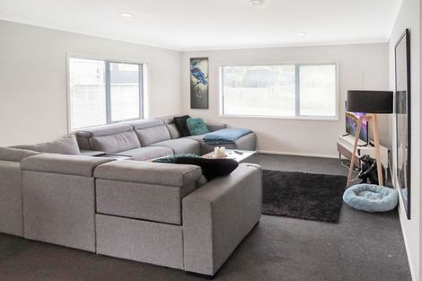 Photo of property in 76 Sunstone Crescent, Timberlea, Upper Hutt, 5018